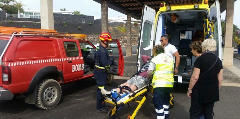 Emergencias rescata a un varón en Playa Quemada por un traumatismo en el tobillo