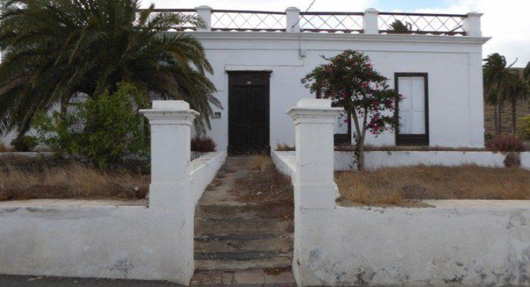 El Ayuntamiento de Haría realiza una consulta popular para valorar la compra de dos casas