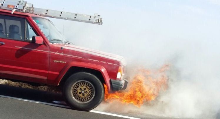 Arde un vehículo en marcha en la carretera de Mácher