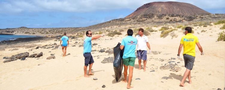 Líneas Romero limpia la playa "La Francesa", en La Graciosa