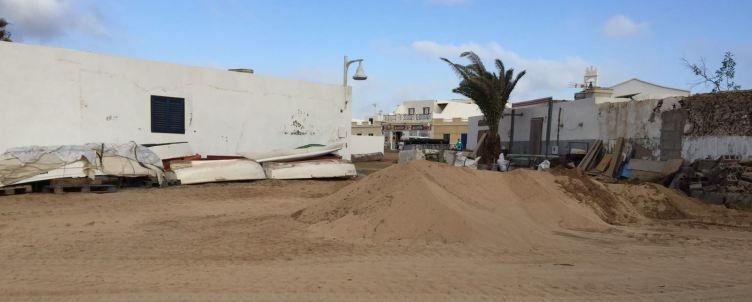 Teguise repone la arena de las playas de Famara y La Graciosa