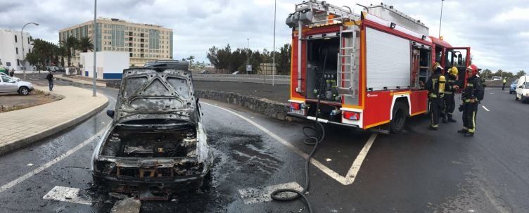 Arde un vehículo en marcha cerca del Cabildo