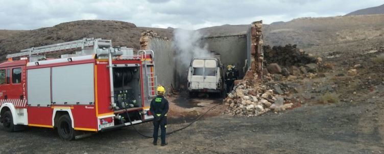 Los bomberos apagan un incendio en un furgón abandonado en La Hoya