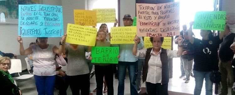 Vecinos de Arrecife protestan en el pleno por la "exclusión" de sus casas del Plan General