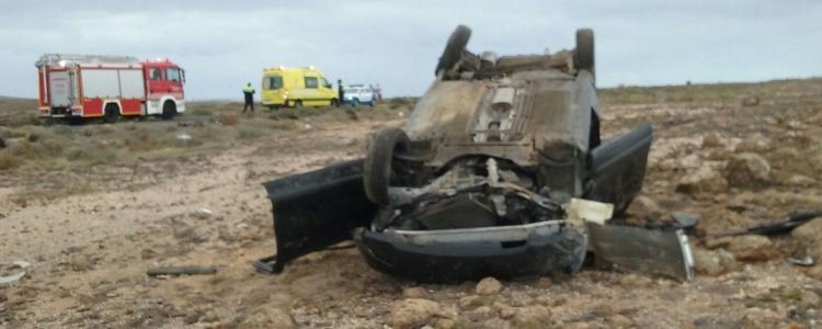 Herida una mujer en un aparatoso vuelco en la carretera de Playa Blanca