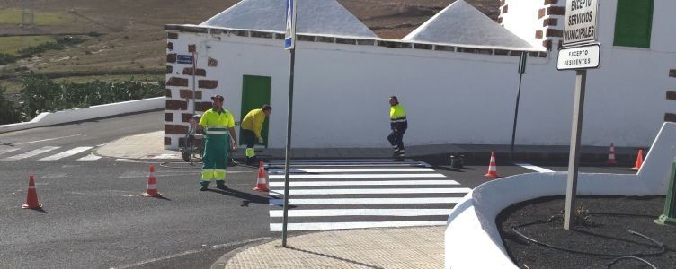 El Ayuntamiento repinta marcas viales en el pueblo de Femés