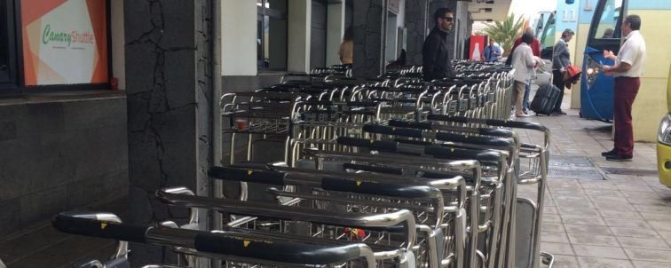 Critican la imagen tercermundista del aeropuerto por el caos con los carritos de maletas