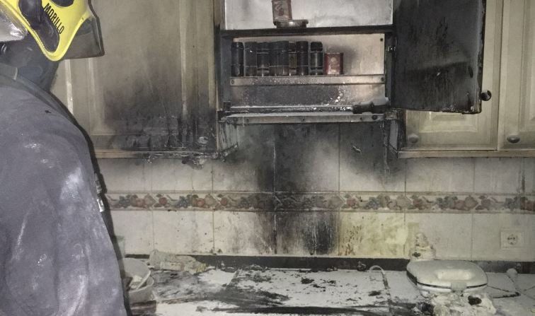 Un hombre resulta intoxicado por humo en un incendio en una vivienda en Arrecife