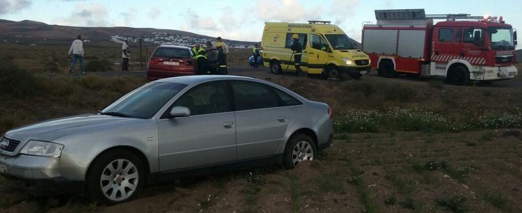Dos vehículos colisionan y terminan fuera de la calzada en la carretera de Nazaret