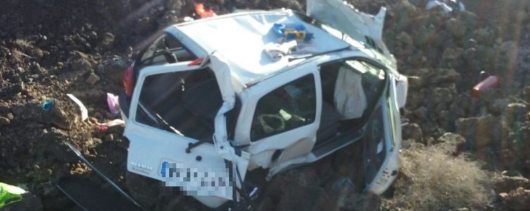 Herida una mujer tras salirse de la carretera y caer por un terraplén en Playa Blanca