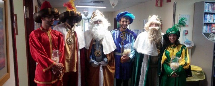 Los Reyes Magos reparten los primeros regalos a los niños ingresados en el hospital Molina Orosa