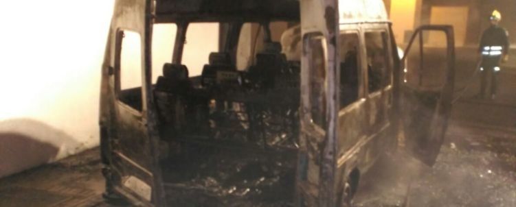 Arde una furgoneta en la zona industrial de Playa Blanca