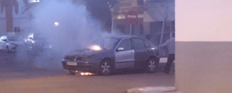 Arde un coche en la calle Juan Ramón Jiménez de Arrecife