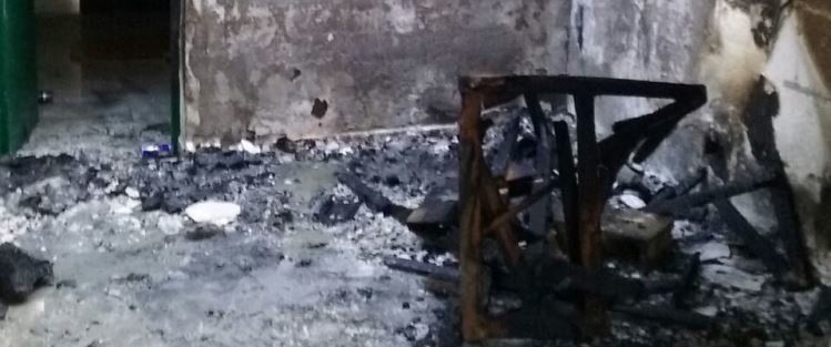 Los bomberos apagan un incendio en una casa abandonada en Maneje