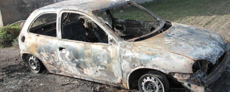 Los bomberos extinguen el incendio de un vehículo en San Bartolomé