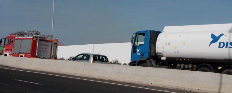 Un choque entre un camión de gasolina y un coche obliga a activar el protocolo de seguridad