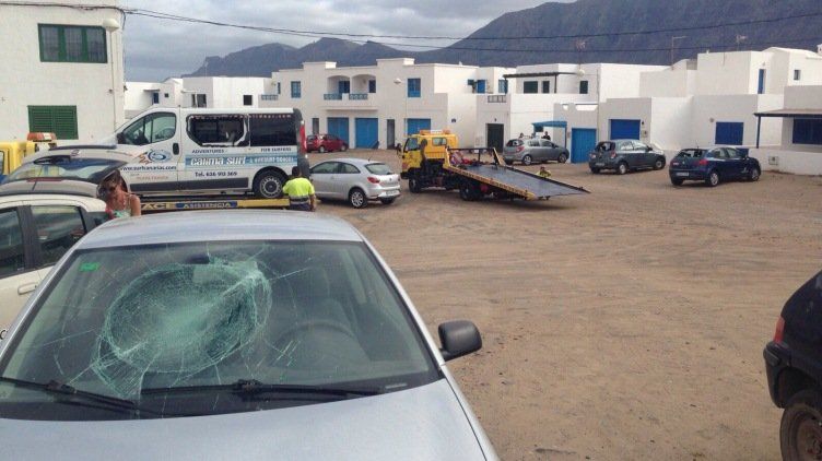 Detenido tras causar destrozos en doce vehículos en Famara