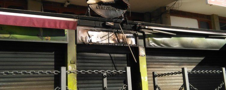 El incendio de un bar obliga a desalojar un edificio de viviendas en Arrecife
