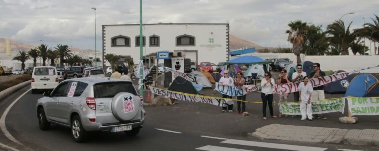 Una caravana de coches recorre Arrecife en apoyo a las reivindicaciones de los opositores de Sanidad