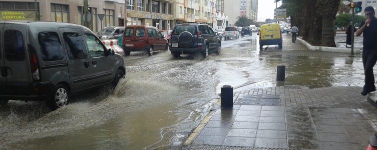 Denuncian que la lluvia ha vuelto a sacar las aguas fecales a la calle en Arrecife