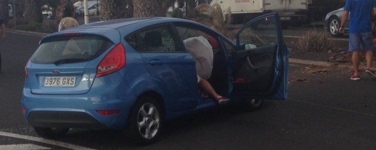Un hombre resulta herido y queda atrapado en su coche tras un accidente en Costa Teguise
