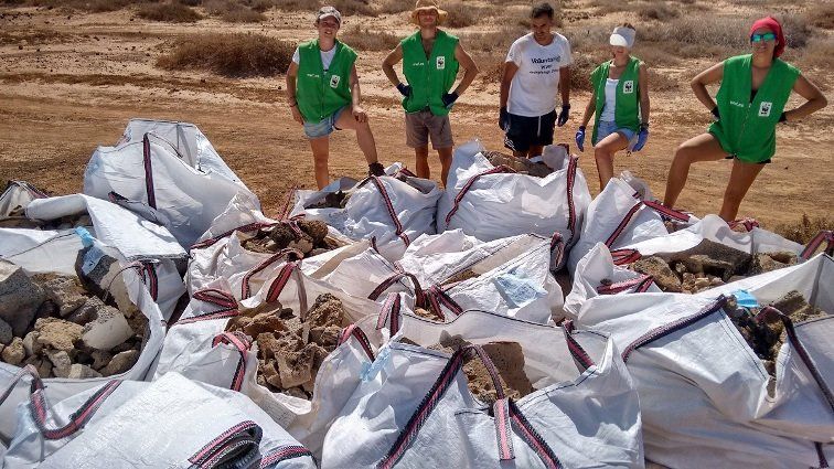 Voluntarios de WWF retiran más de 10 toneladas de escombros de La Graciosa
