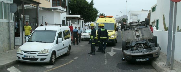 El vuelco de un vehículo deja una mujer herida en Playa Honda