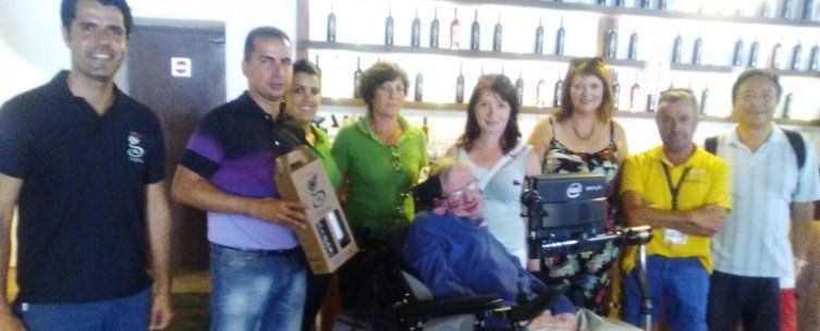 Stephen Hawking degustó y alabó los vinos de Lanzarote en su visita a la isla