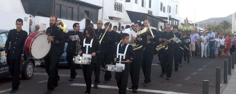 Los vecinos de Playa Honda salieron en procesión para celebrar el día de Santa Elena