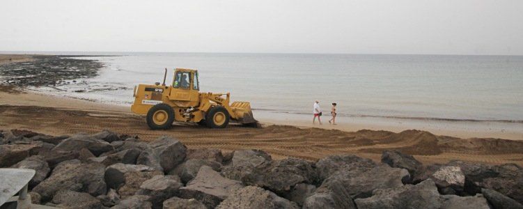 Tías repone arena en la playa de Matagorda y refuerza la limpieza del litoral de Puerto del Carmen