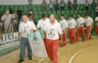 La lucha canaria despide en un emotivo homenaje a Toni Martín, Pollo del Puerto