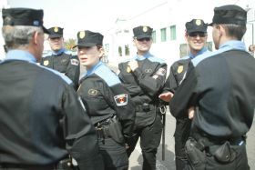 Dos policías y tres detenidos terminan en Urgencias tras una intervención por ruido en una vivienda