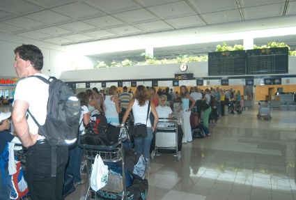 La huelga de trabajadores del handling de Iberia provoca retrasos en todos los vuelos y largas esperas en la recogida de equipajes