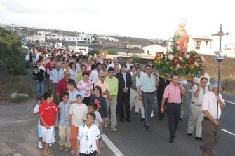Miles de fieles acompañan a San Pedro en procesión por las calles del pueblo