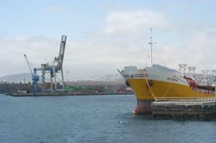 Los empresarios exigen a la Autoridad Portuaria que subsane las deficiencias del puerto de Arrecife