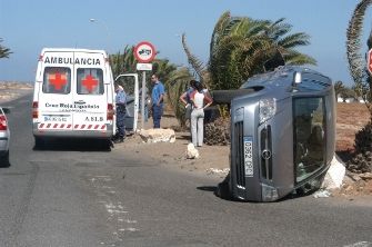 Un herido leve tras una colisión entre dos vehículos en el cruce del cementerio de Arrecife