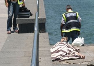 Fallece ahogado tras caer al mar frente a la comisaría de la Policía Local de Arrecife