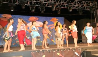 Los niños de Valterra protagonizan el desfile de ropa deportiva de las fiestas del barrio