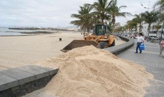 El Ayuntamiento de Arrecife rellena con arena de Muñique la playa de El Reducto