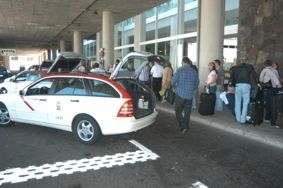Los taxis que llevan pasajeros al aeropuerto alivian las colas en la zona de llegadas