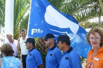 La bandera azul ondeará este verano en siete playas y un puerto de la Isla