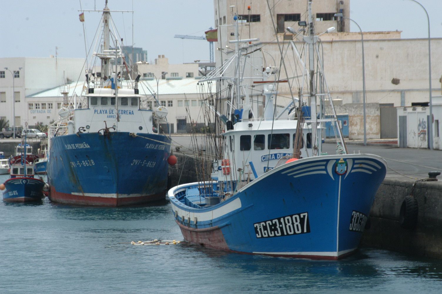 Detenidos un patrón y ocho inmigrantes ilegales a los que pretendía descargar en Puerto Naos tras simular una avería