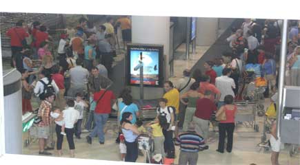 La huelga de los trabajadores del servicio de handling de Iberia vuelve a ocasionar importantes retrasos en el aeropuerto