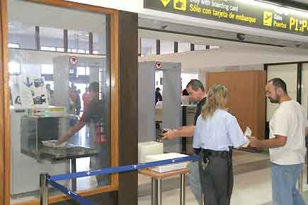 Los vigilantes del aeropuerto podrían llegar a la huelga si continúan sin cobrar