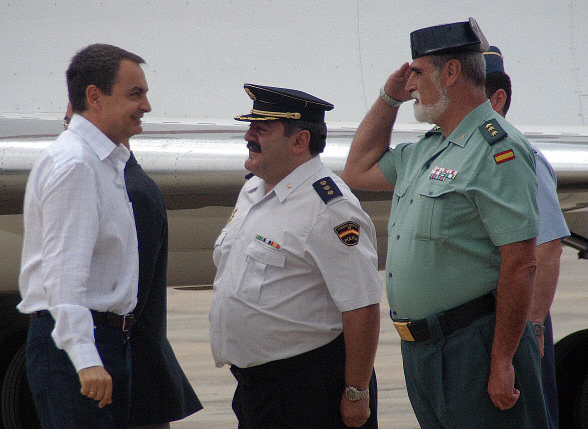 Zapatero interrumpe sus vacaciones y viaja a Madrid tras el accidente de un helicóptero