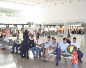 Cabildo y Gobierno de Canarias instan a Aena a reunirse este martes para solucionar el conflicto del aeropuerto