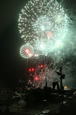 Los fuegos artificiales, el colofón de oro de unas fiestas muy cuestionadas