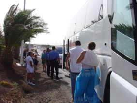 Agentes de Yaiza evacúan a un guía turística accidentado en una guagua