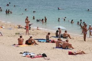 Playa Dorada, abierta al público tras comprobarse que el agua es apta para el baño