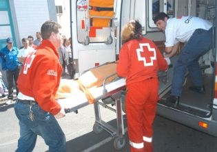 Cruz Roja asiste a una mujer a punto de ahogarse en la playa de La Garita